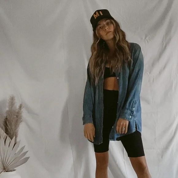 ~ SOLD on Instagram @moorehauscollections ~ Levi boyfriend fit denim button down - Picture 2 of 6